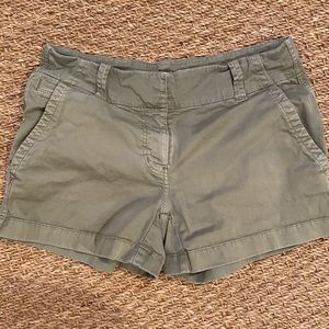 Vineyard vines olive green shorts